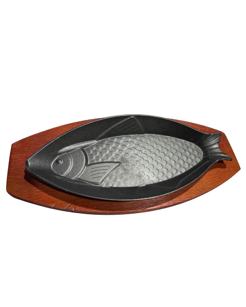 Plato Hierro Fundido Forma de Pez Con Base Madera Oscura