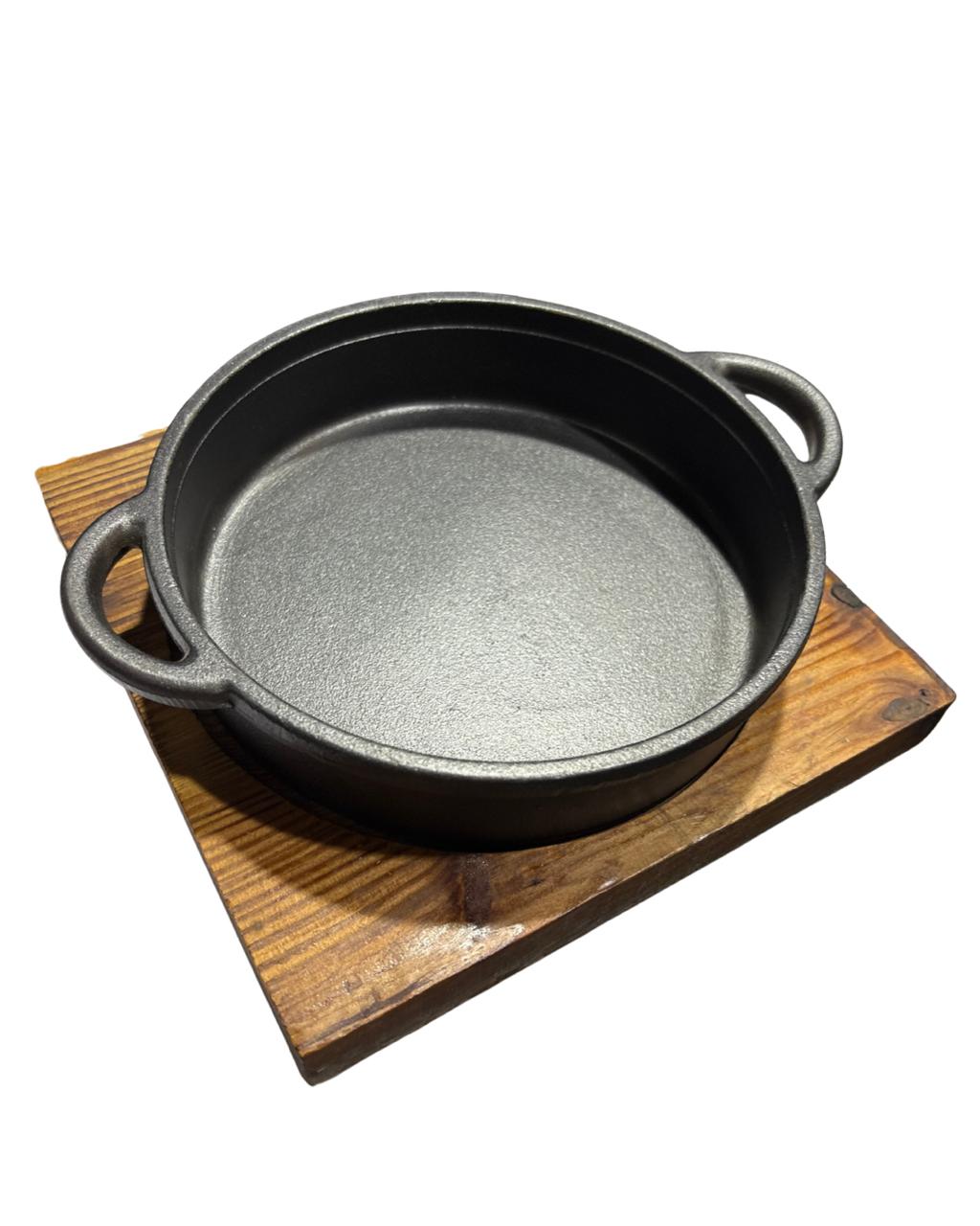 Plato Hondo de Hierro Fundido 18cm con Base Bambu